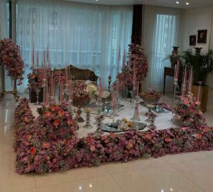 سفره عقد مدرن با دیزاین عقد حرفه‌ای و گل‌آرایی خاص